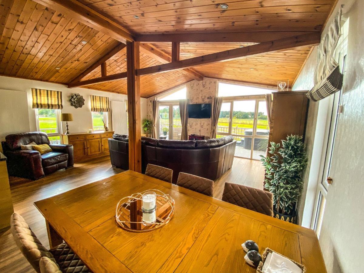 Immaculate 3-Bedroom Private Lodge Near York Exterior foto